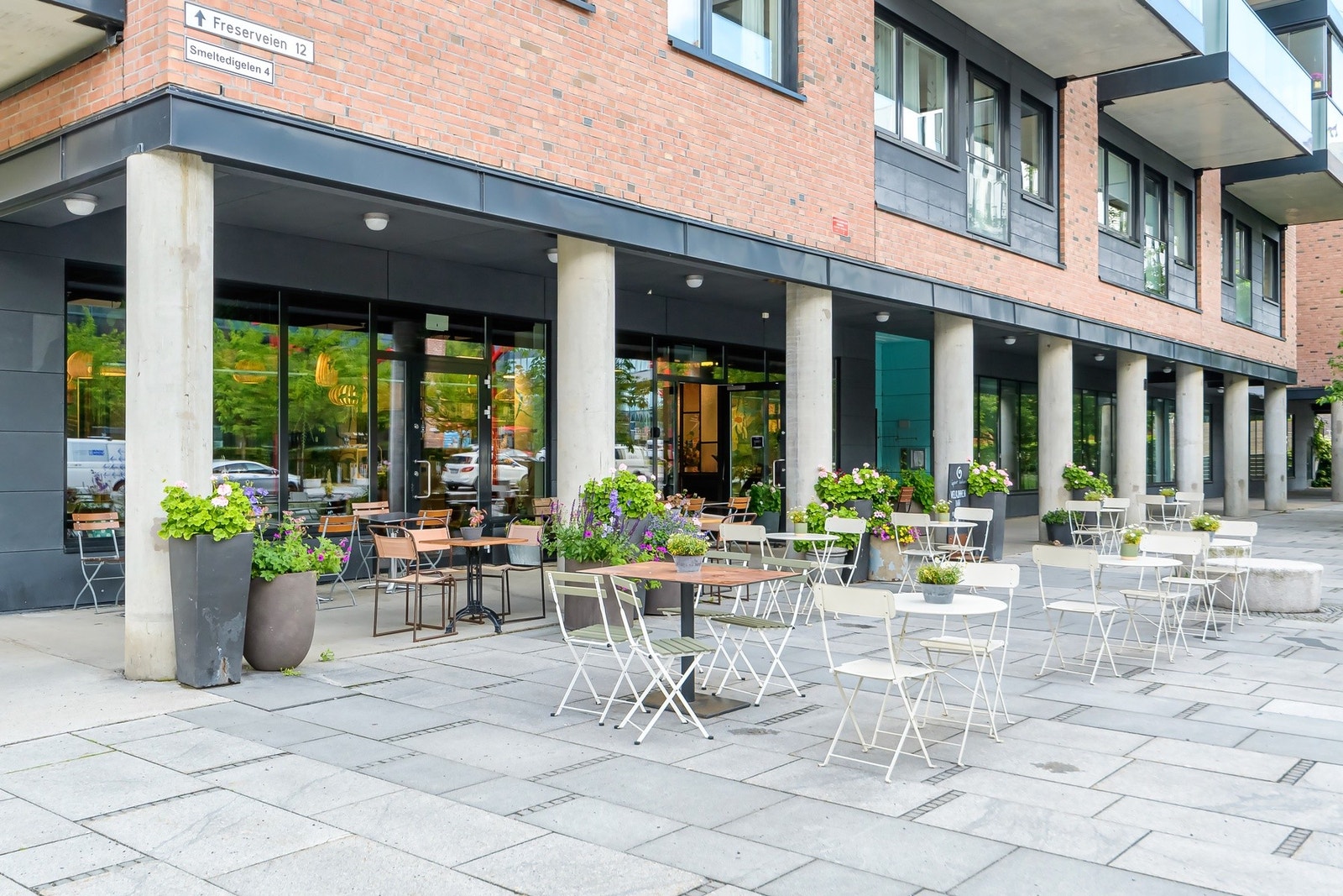 I Kværnerbyen finner du også blant annet kiwi, Extra, neglesalong og renseri. Det er ca. 10 min å gå til Fuglen - en klassisk og internasjonalt kjent kafé fra 1963, kjent for sin spesialkaffe, retro skandinavisk design og hyggelig atmosfære. Galleribilde