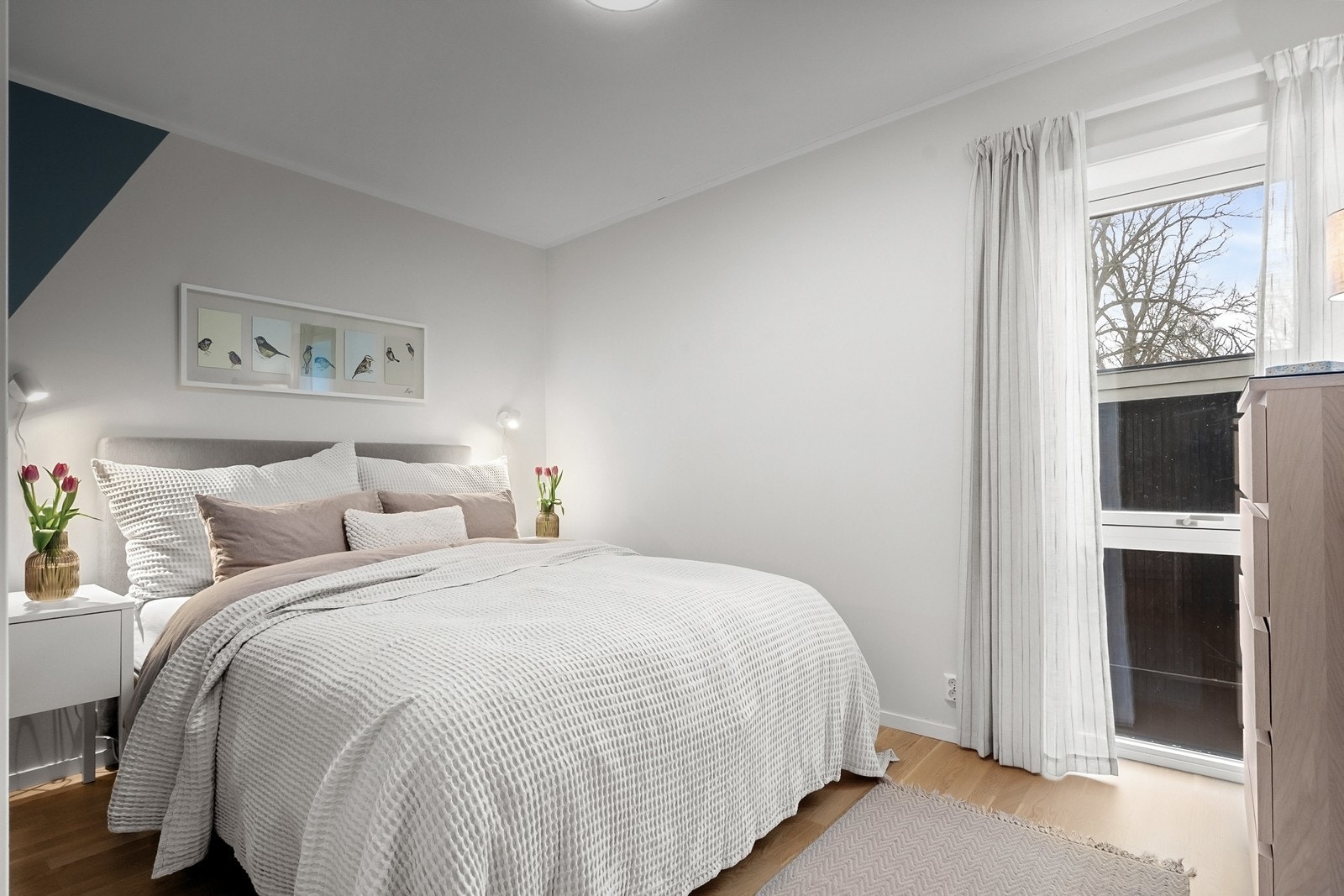 I dagens løsning har boligen tre soverom - ett i første etasje og to i andre etasje Galleribilde