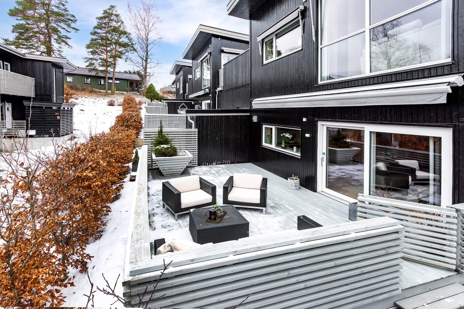 Den vestvendte terrassen er på 29 kvm og er utstyrt med bred markise fra 2017 Galleribilde