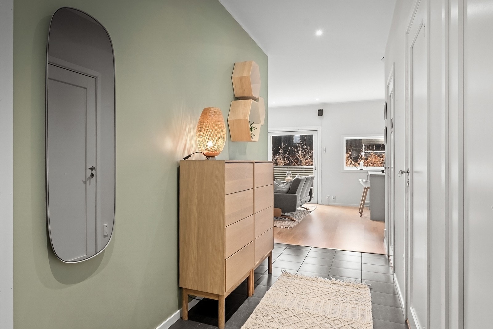 Inngangspartiet leder inn til en flislagt entré med downlights i himling Galleribilde