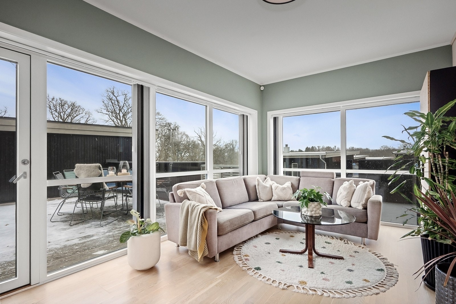 Vinduer som delvis går fra gulv til tak gir rikelig med naturlig lys og en luftig romfølelse Galleribilde