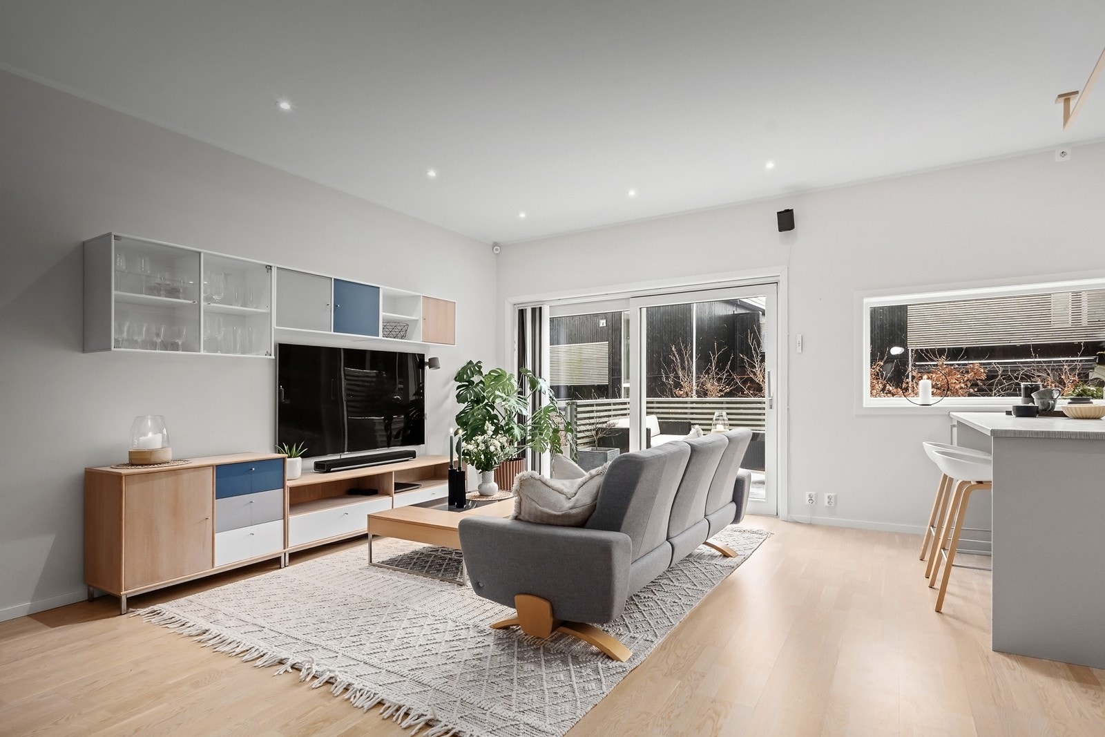 Fra stuen er det utgang via stor skyvedør til terrasse, hvor det er enkelt å ta med måltidene ut i sommerhalvåret Galleribilde