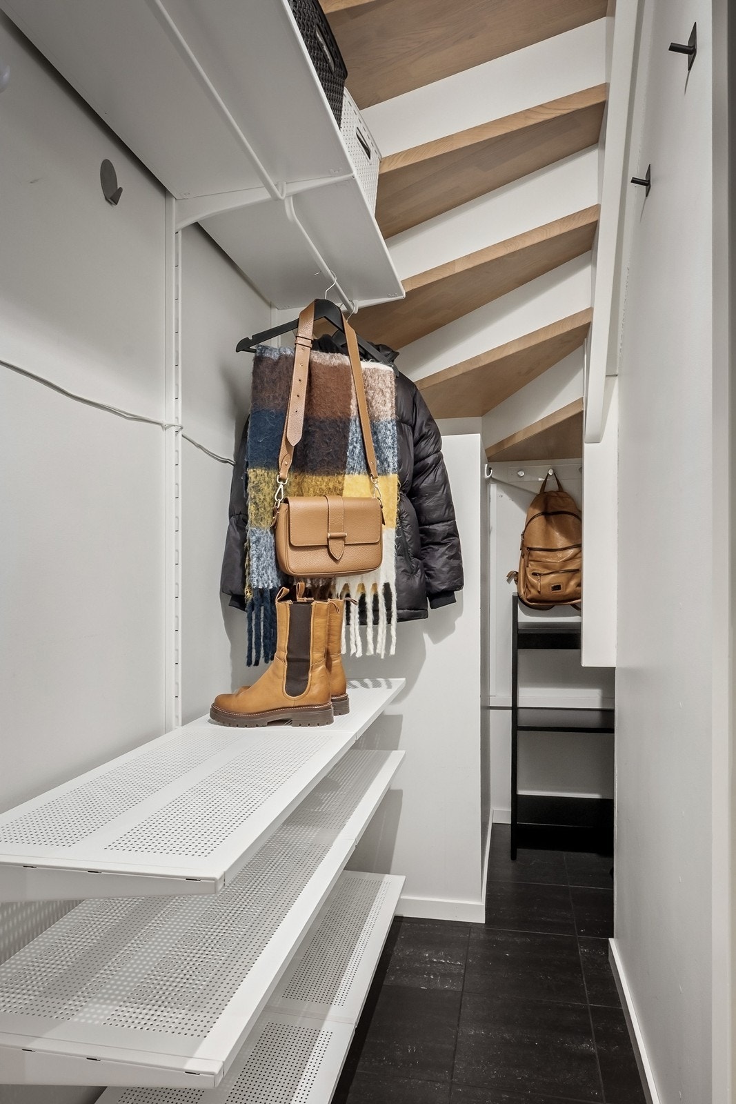 Under trappen er det etablert et praktisk garderoberom som gir svært gode oppbevaringsmuligheter Galleribilde