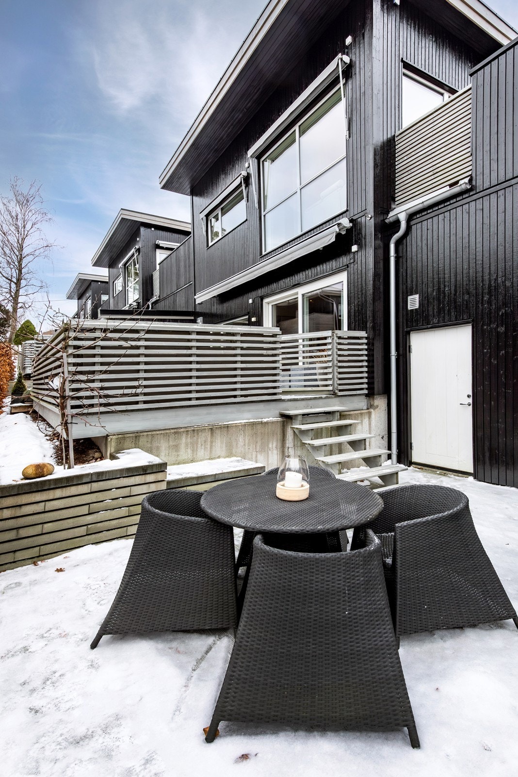 Videre er det trapp ned til platting utenfor utvendig bod, som gir ekstra uteareal og enkel adkomst til lagring Galleribilde