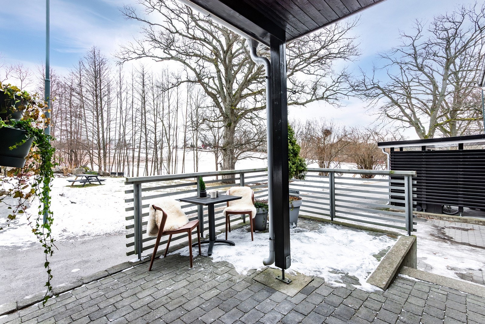 Ved ankomst møtes du av en romslig, steinbelagt terrasse på 22 kvm ved inngangspartiet, med plass til utemøbler og sittegruppe Galleribilde