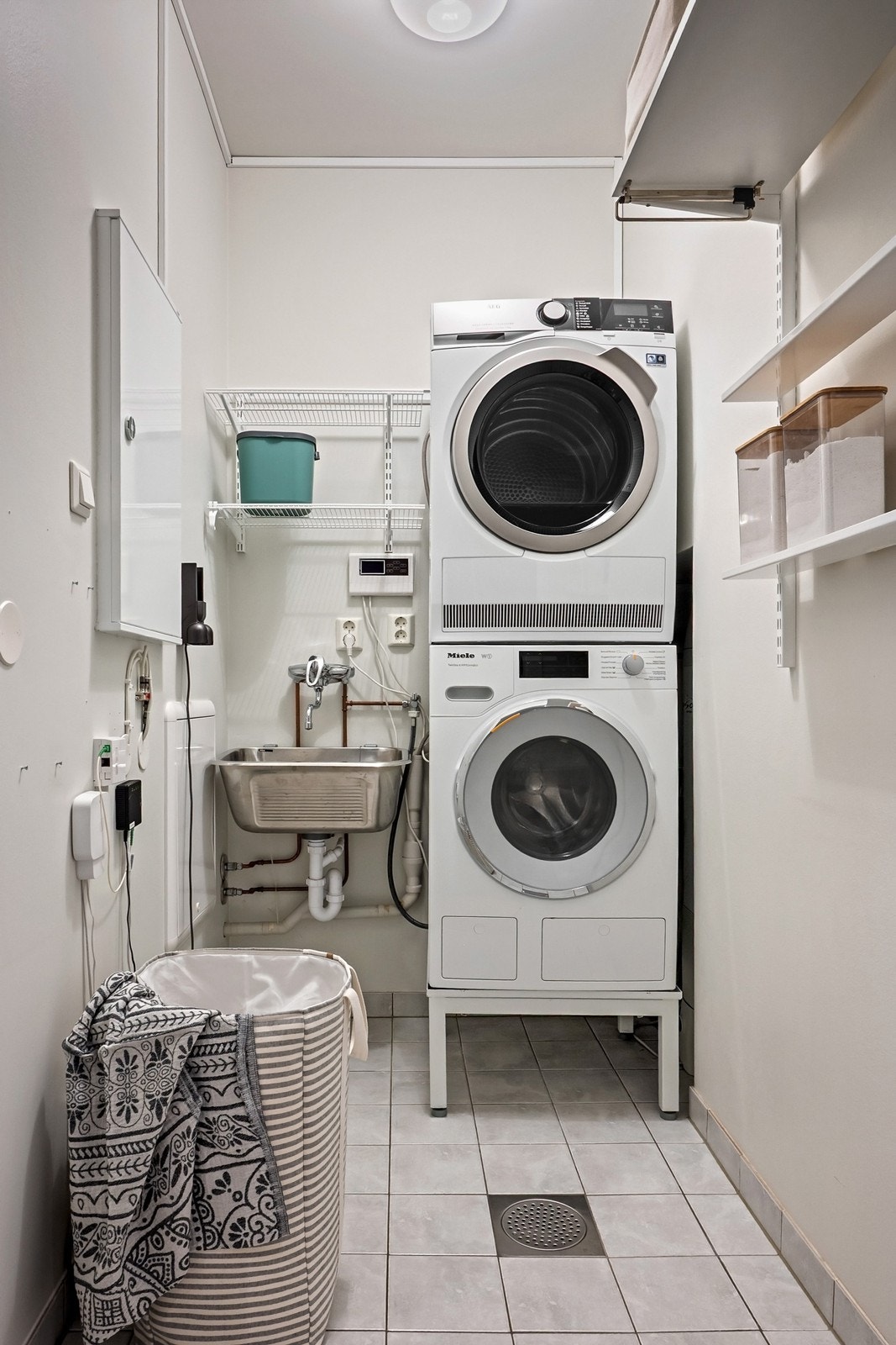 Boligen har separat vaskerom fra byggeår med flislagt gulv, utslagsvask og opplegg for vaskemaskin og tørketrommel Galleribilde