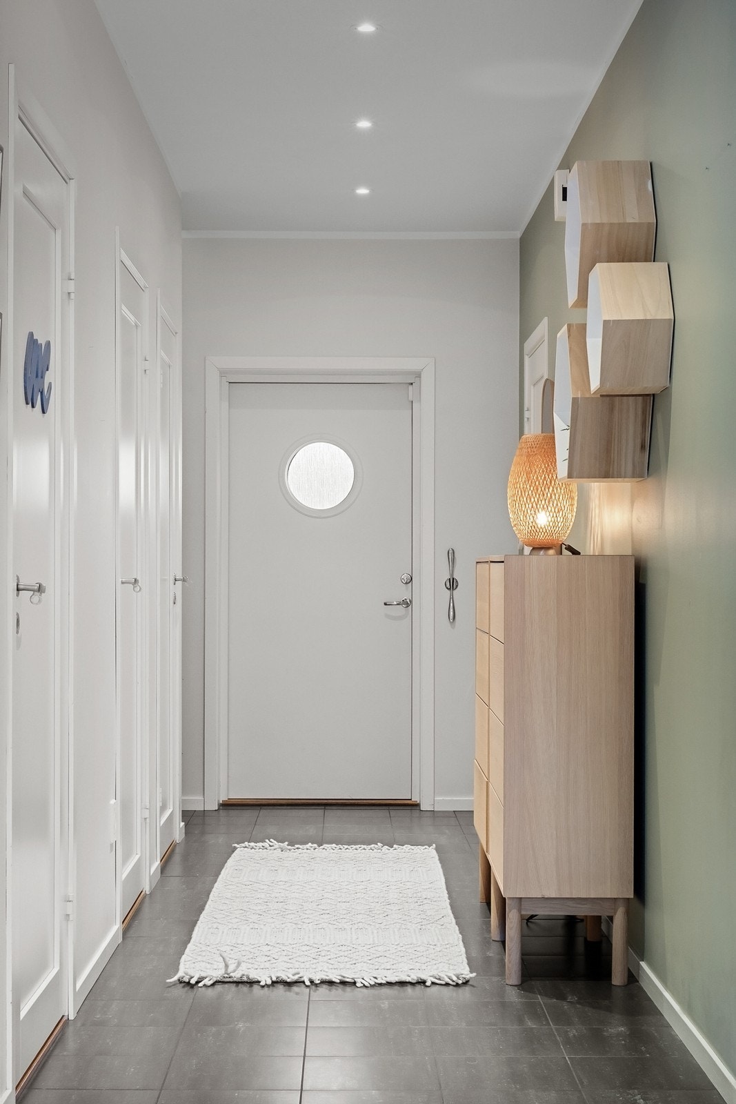 Fra entréen er det videre adkomst til vaskerom, bad og ett soverom Galleribilde