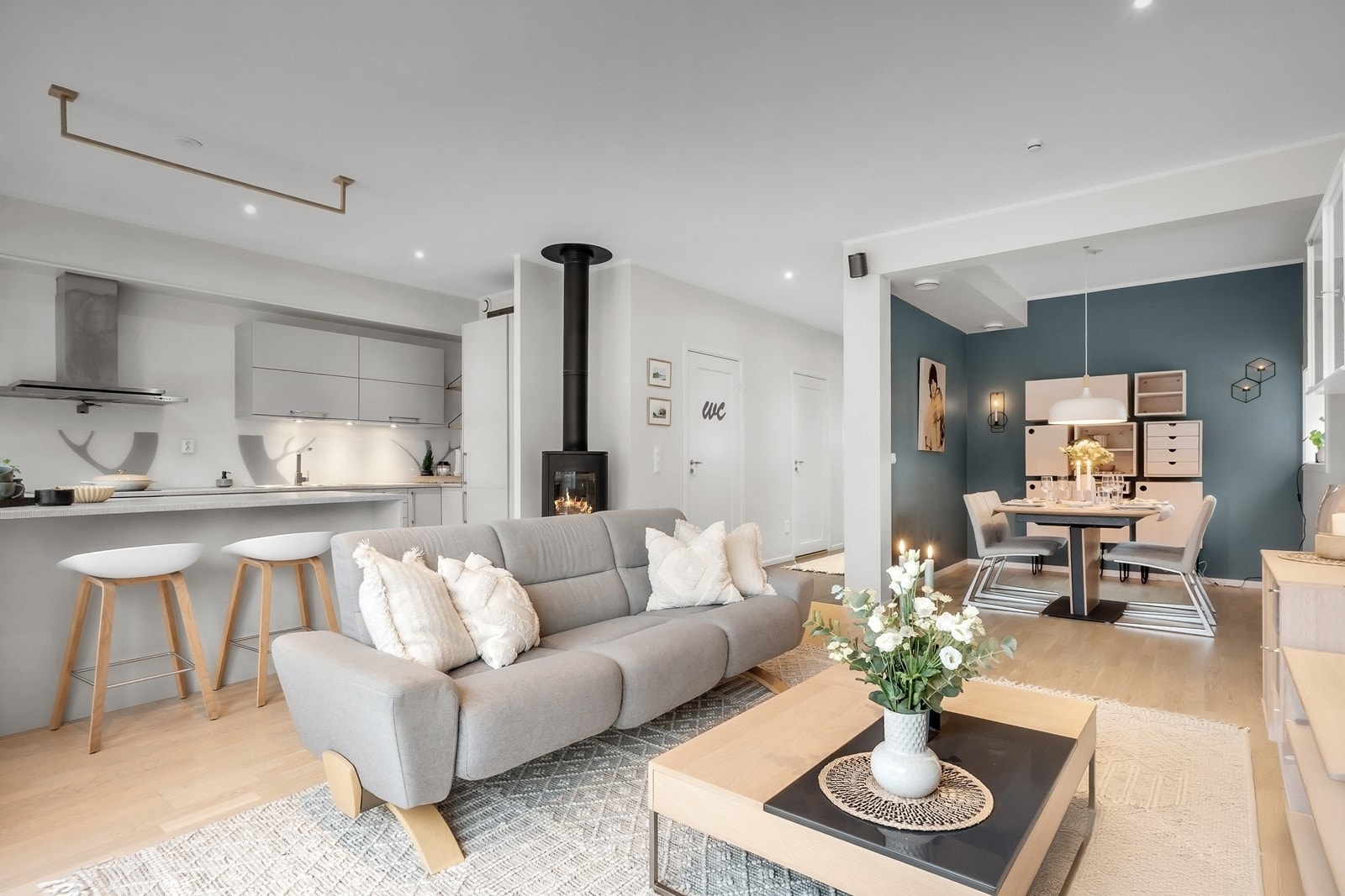 Kjøkken, spiseplass og stue flyter fint sammen, samtidig som spisestuen ligger noe tilbaketrukket fra kjøkkensonen Galleribilde