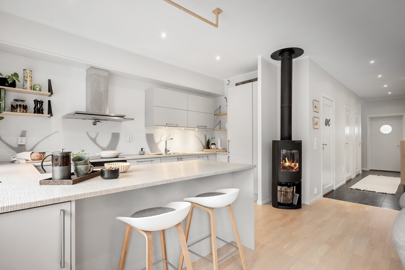 Kjøkkenet er romslig og funksjonelt med innredning fra byggeår, slette fronter og benkeplate med gode arbeidsflater Galleribilde