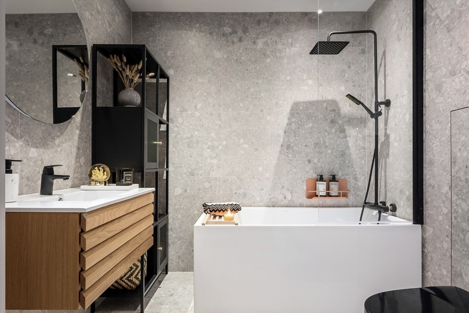 Badet i hovedetasjen er fra 2022 og er utført med flislagte overflater i grå terrazzo fliser i 60x60 format. Rommet har gulvvarme og downlights i himling Galleribilde