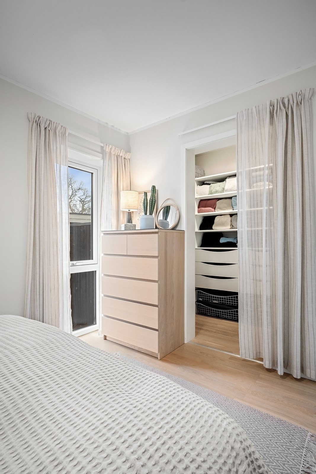 Hovedsoverommet har tilgang til walk-in-garderobe, som gir ytterligere oppbevaringsmuligheter Galleribilde