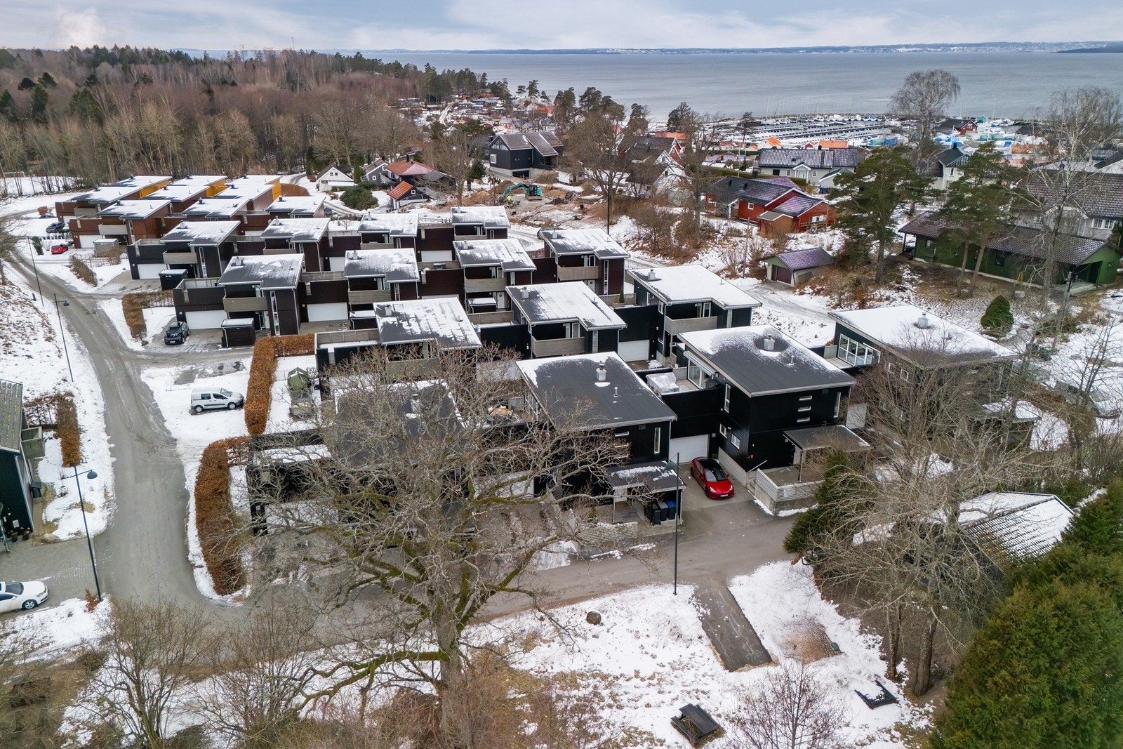 Bo i idylliske omgivelser på Fuglevik, et område perfekt for dere som søker et trygt og barnevennlig nabolag! Eikelunden boligsameie består av 24 boligseksjoner Galleribilde