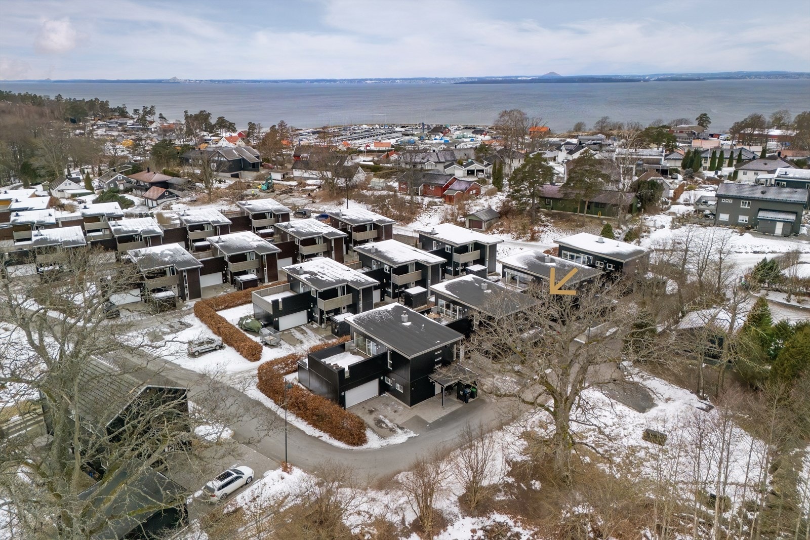Boligen ligger i enderekke i et rolig boligfelt med lite gjennomgangstrafikk, med kun ca. 5 minutters gange til sandstrand og båthavn Galleribilde