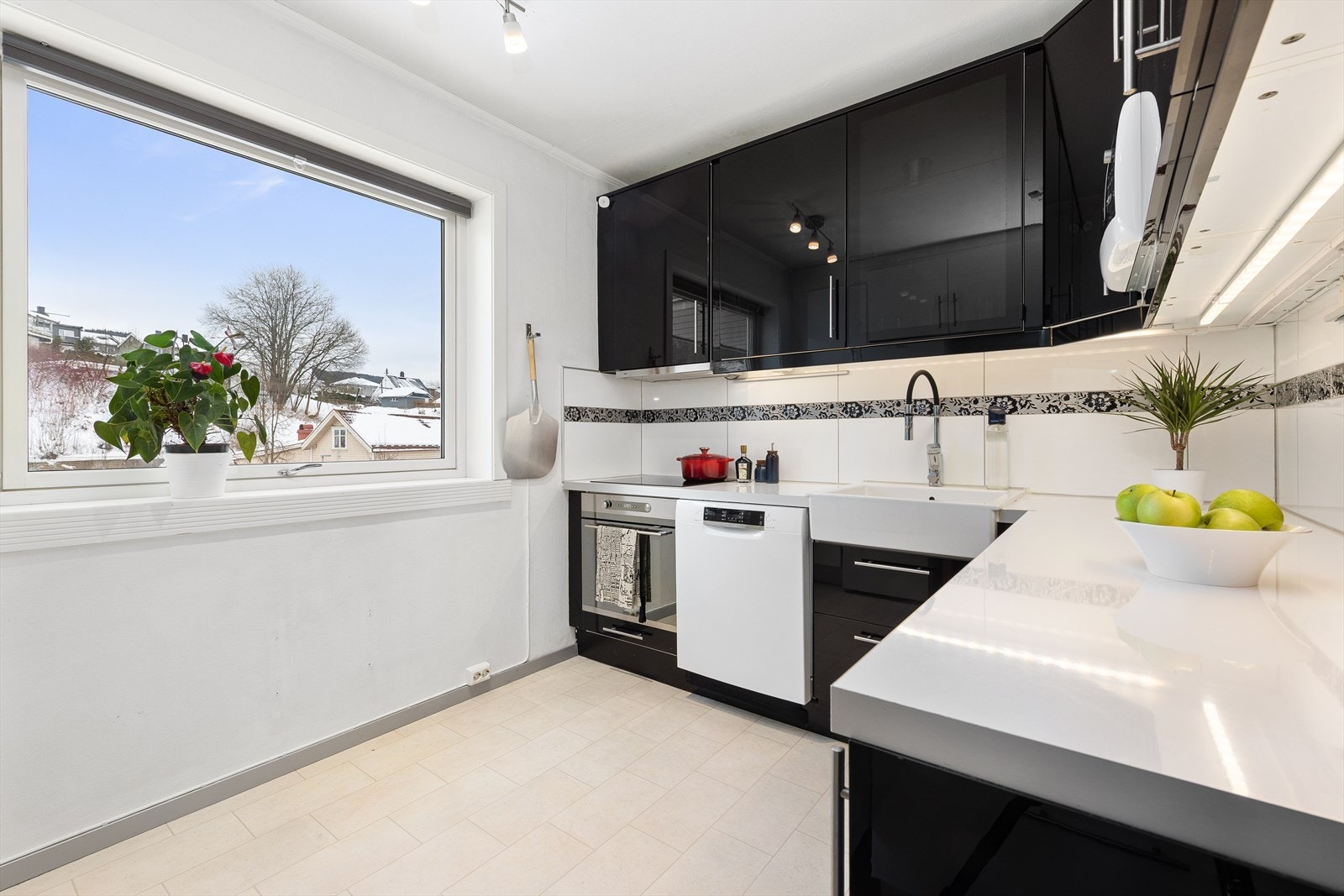 Stilrent kjøkken med alt en måtte trenge av skap-, skuff- og benkeplass. Galleribilde