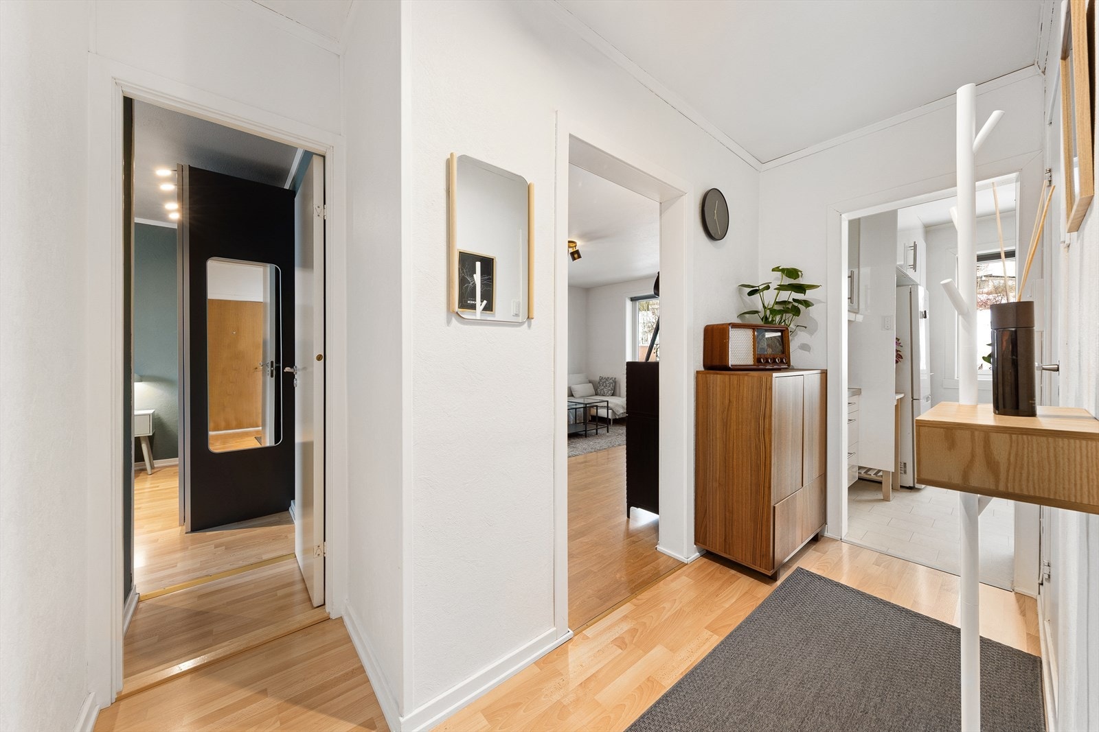 Lys og hyggelig entré med plass for enkle garderobe- og opphengsløsninger. Galleribilde