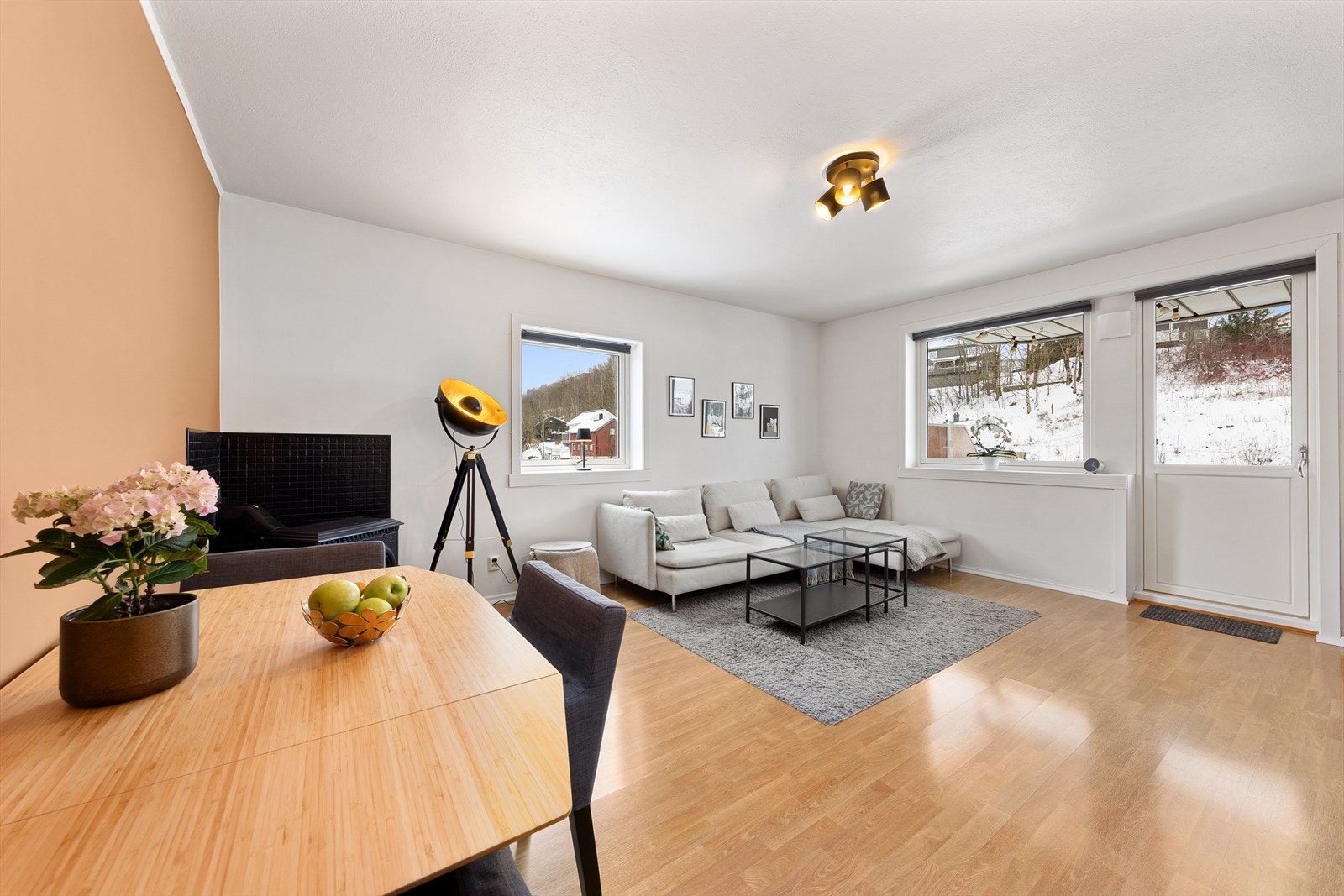 Gode vindusflater sørger for at rommet får godt med naturlig lys. Galleribilde