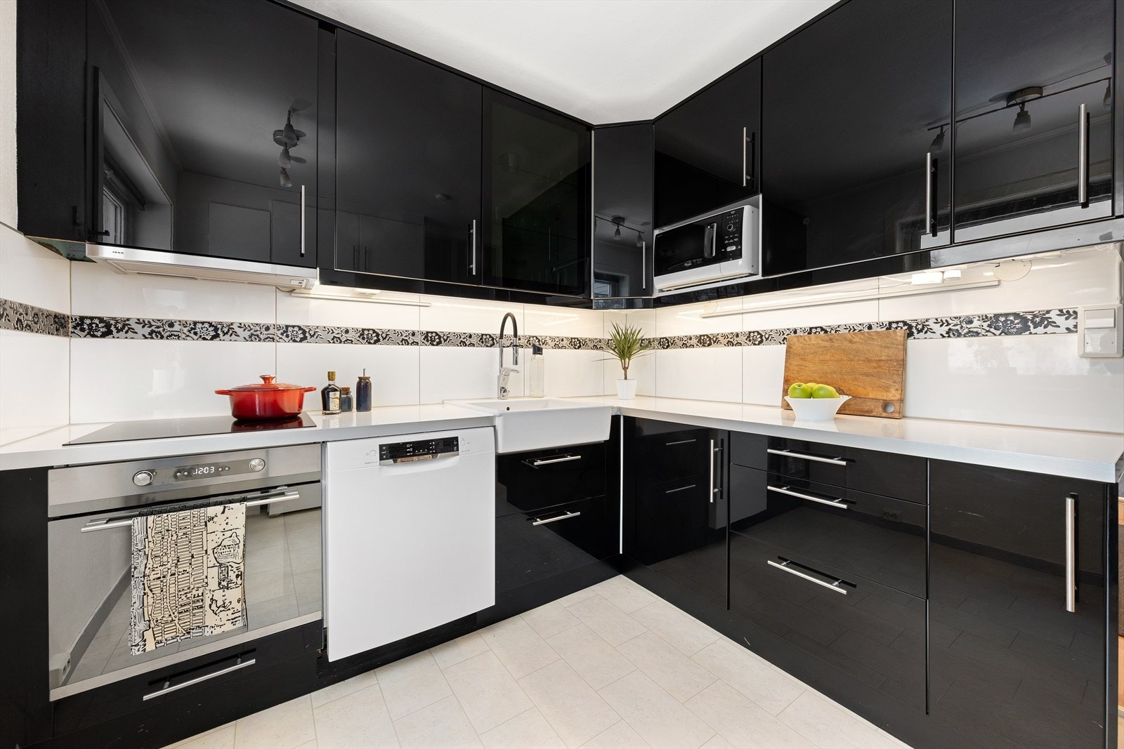 Integrert stekeovn og platetopp, samt plass for frittstående oppvaskmaskin og kjøl/frys. Galleribilde