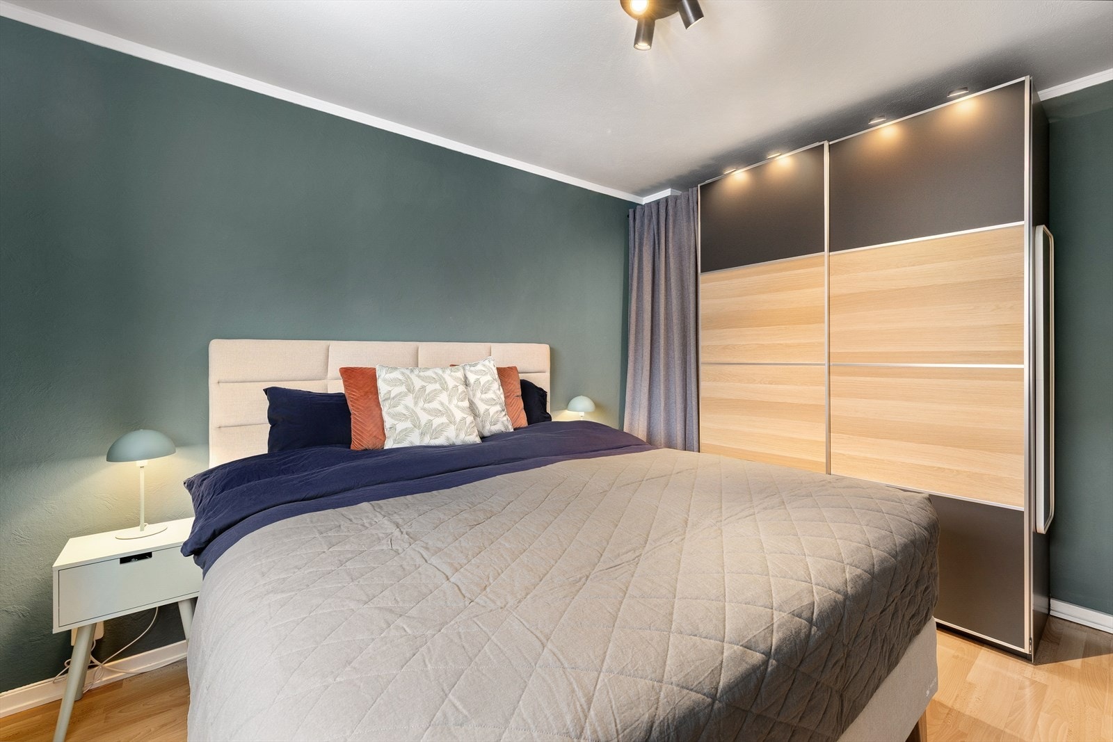 Her er det god plass for dobbeltseng, nattbord og gode garderobeløsninger. Galleribilde