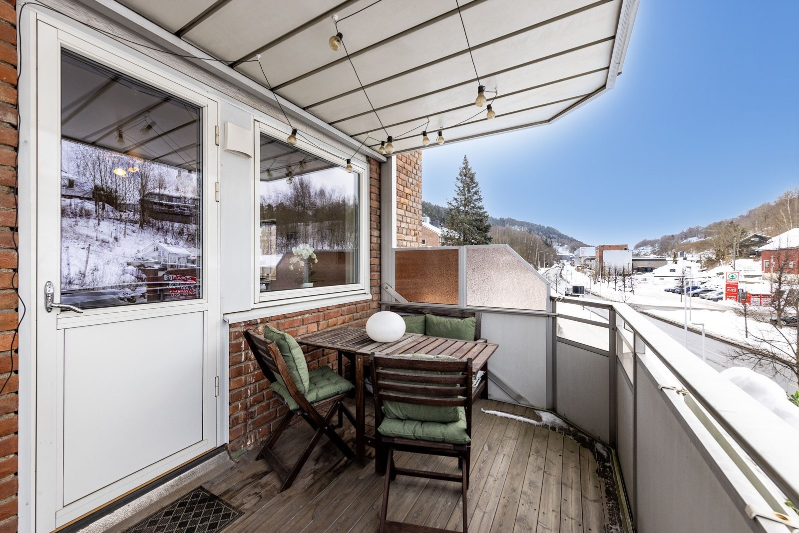 Fra stuen er det videre utgang til en solrik overbygget balkong. Galleribilde