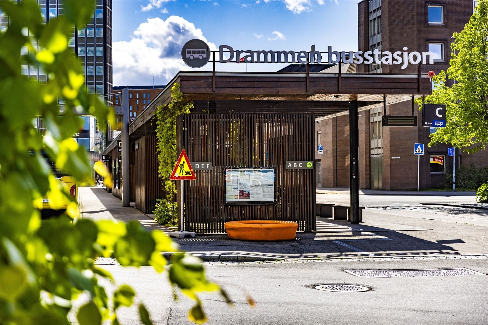 På Strømsø Torg er det hyppige avganger med både buss og tog. Galleribilde