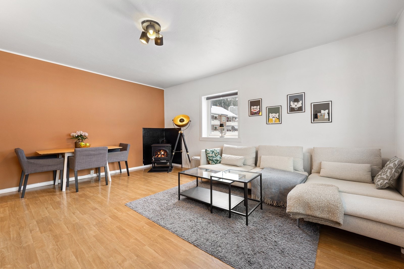 Vedovn og varmepumpe sørger for å varme opp rom og stemning. Spisegruppen tar plass i egen sone. Galleribilde