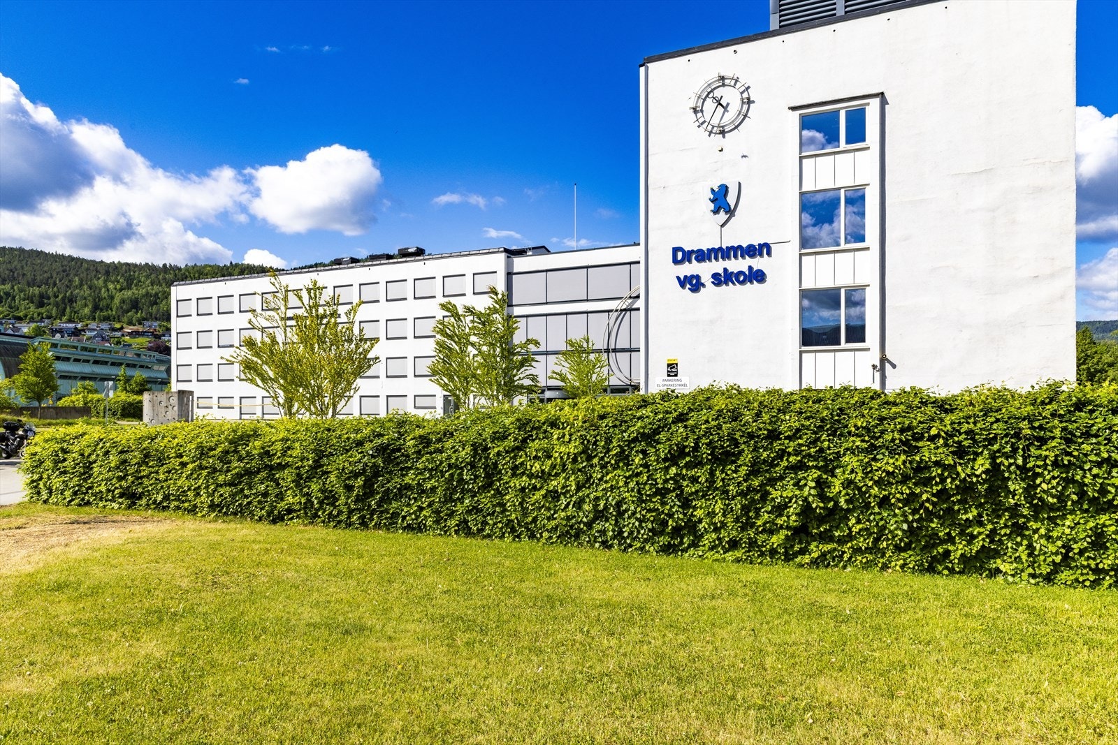 Drammen videregående skole ligger i gangavstand fra leiligheten Galleribilde