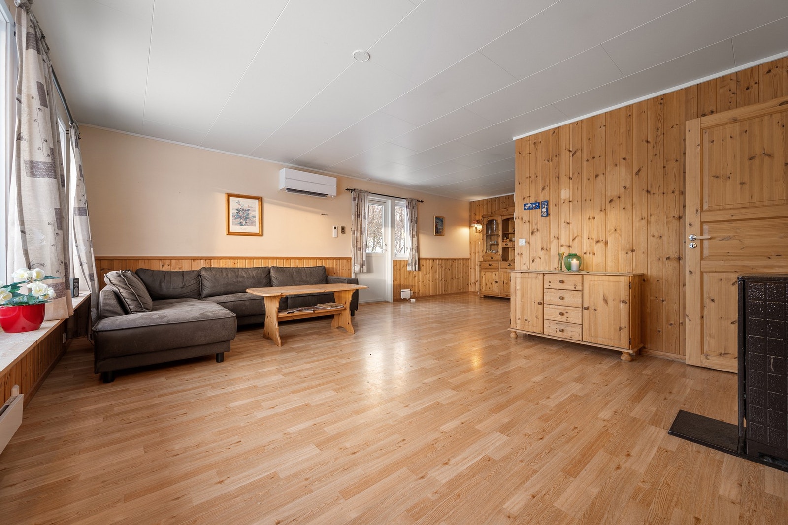 Velkommen inn! Med alt på ett plan er boligen godt tilrettelagt for alle aldersgrupper Galleribilde