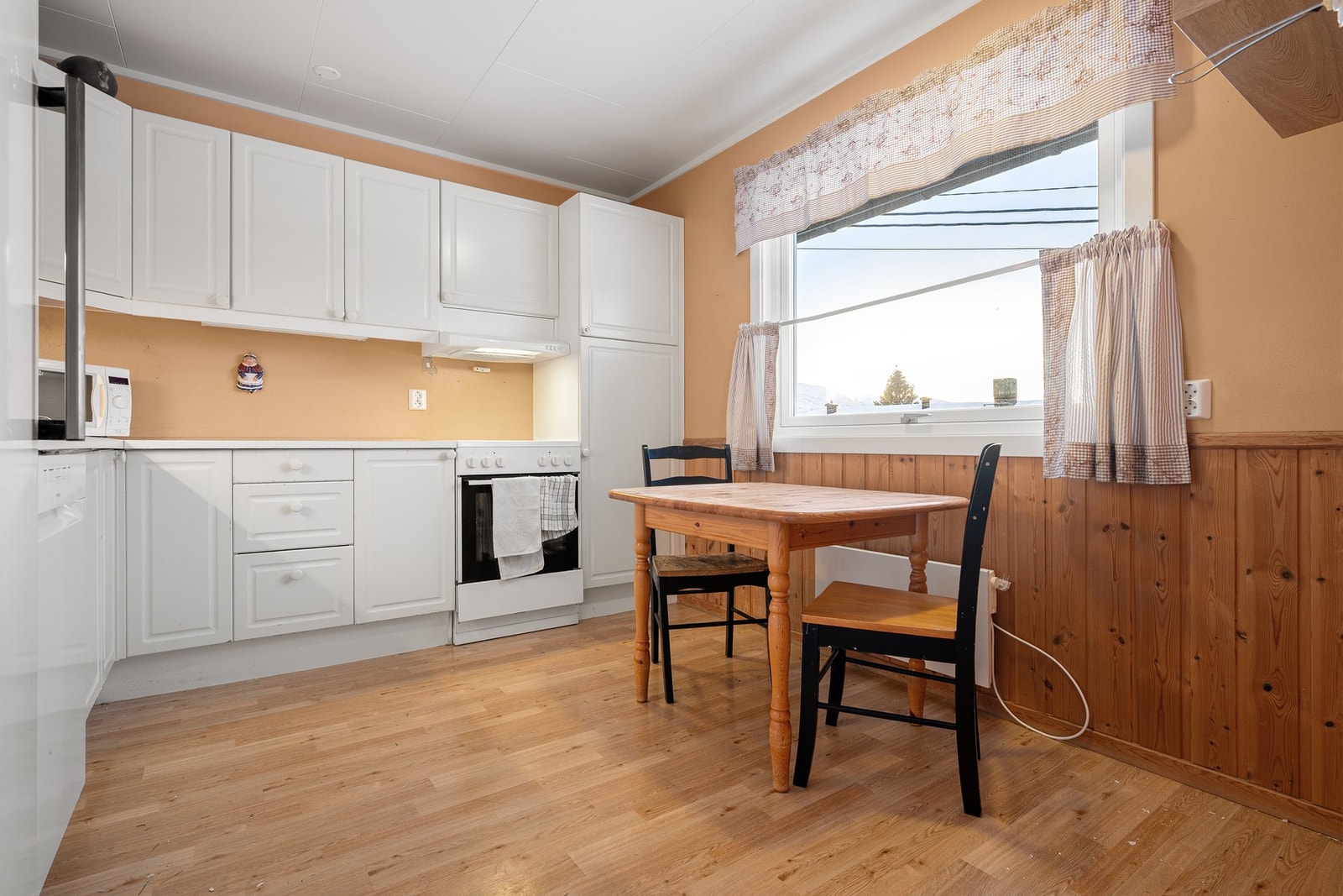 Kjøkkenet finner vi i eget rom, vendt mot stua Galleribilde