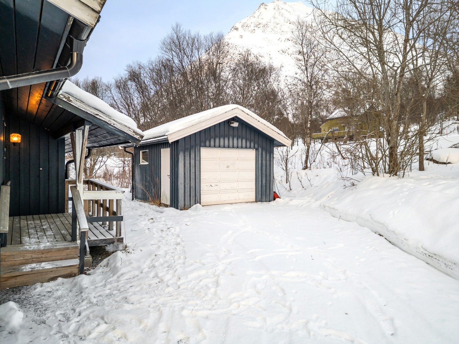 Garasje med elektrisk portåpner Galleribilde