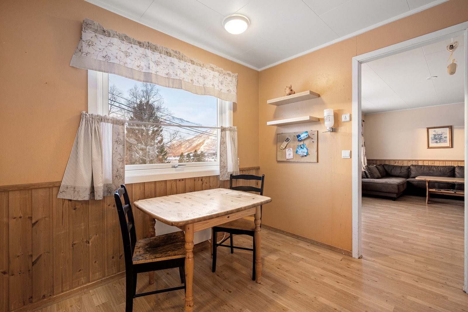 Størrelsen på kjøkkenet gir anledning til å møblere med en spiseplass ved vinduet Galleribilde