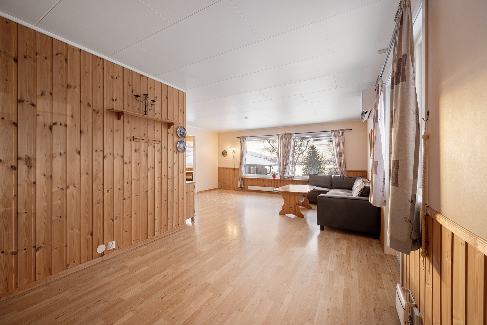 Stue og fasade vender mot havet og byr på flott utsikt mot havet Galleribilde