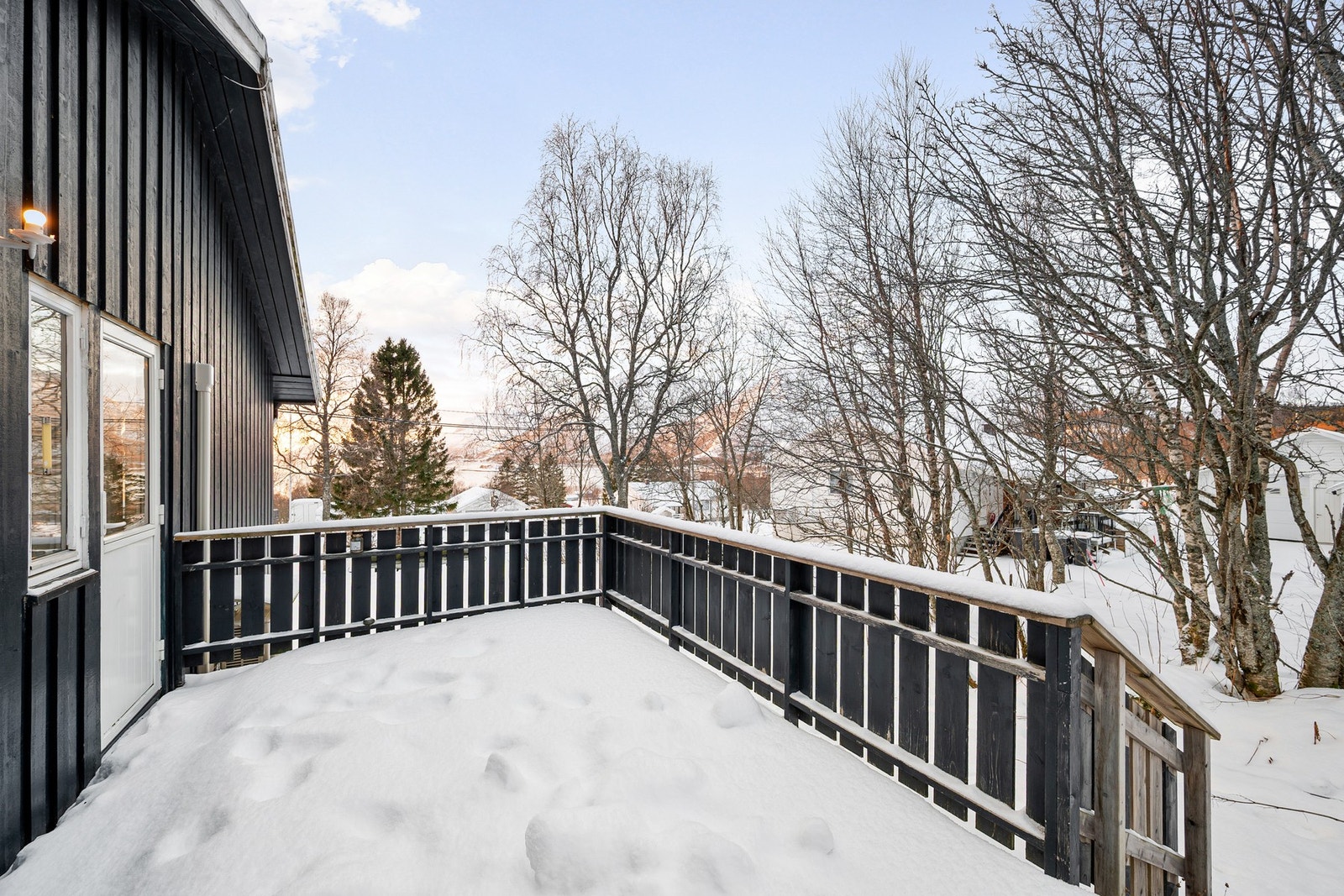 Skjermet terrasseområde med adkomst fra stua Galleribilde