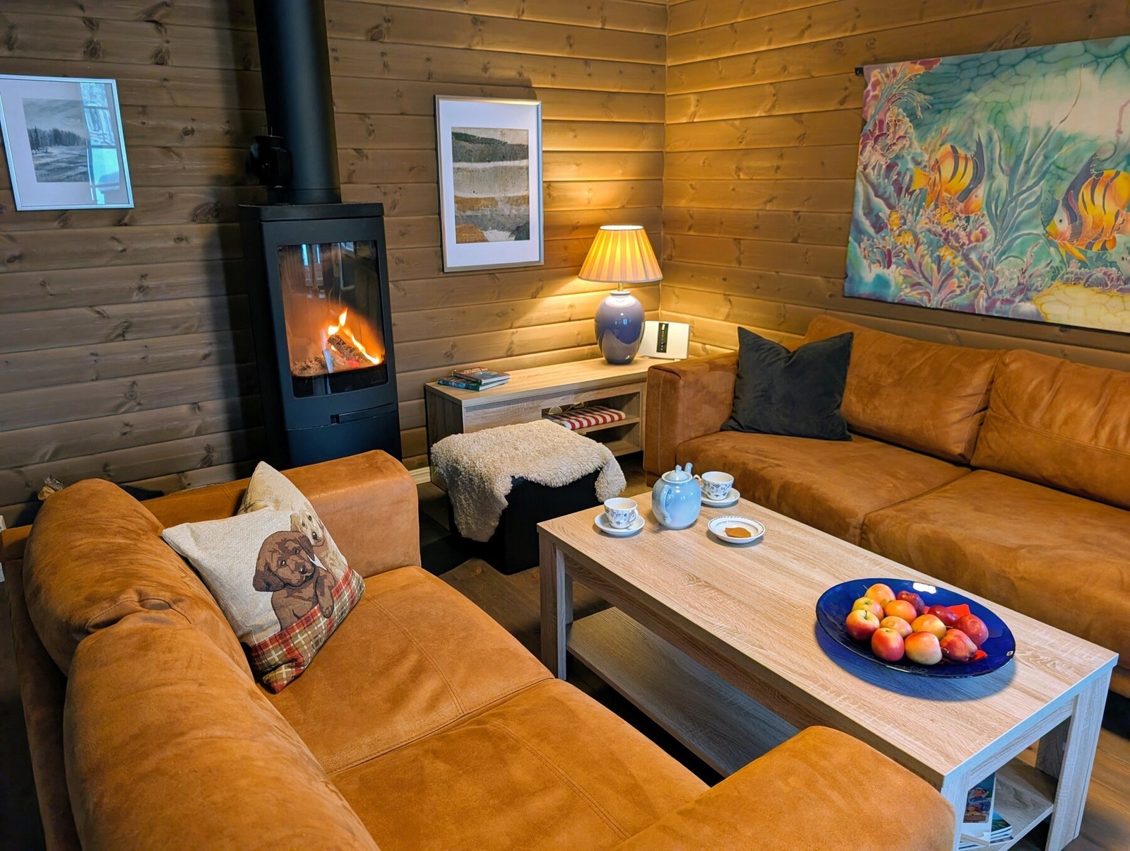 Sosial stue med peisovn og komfortabel sittegruppe. Galleribilde