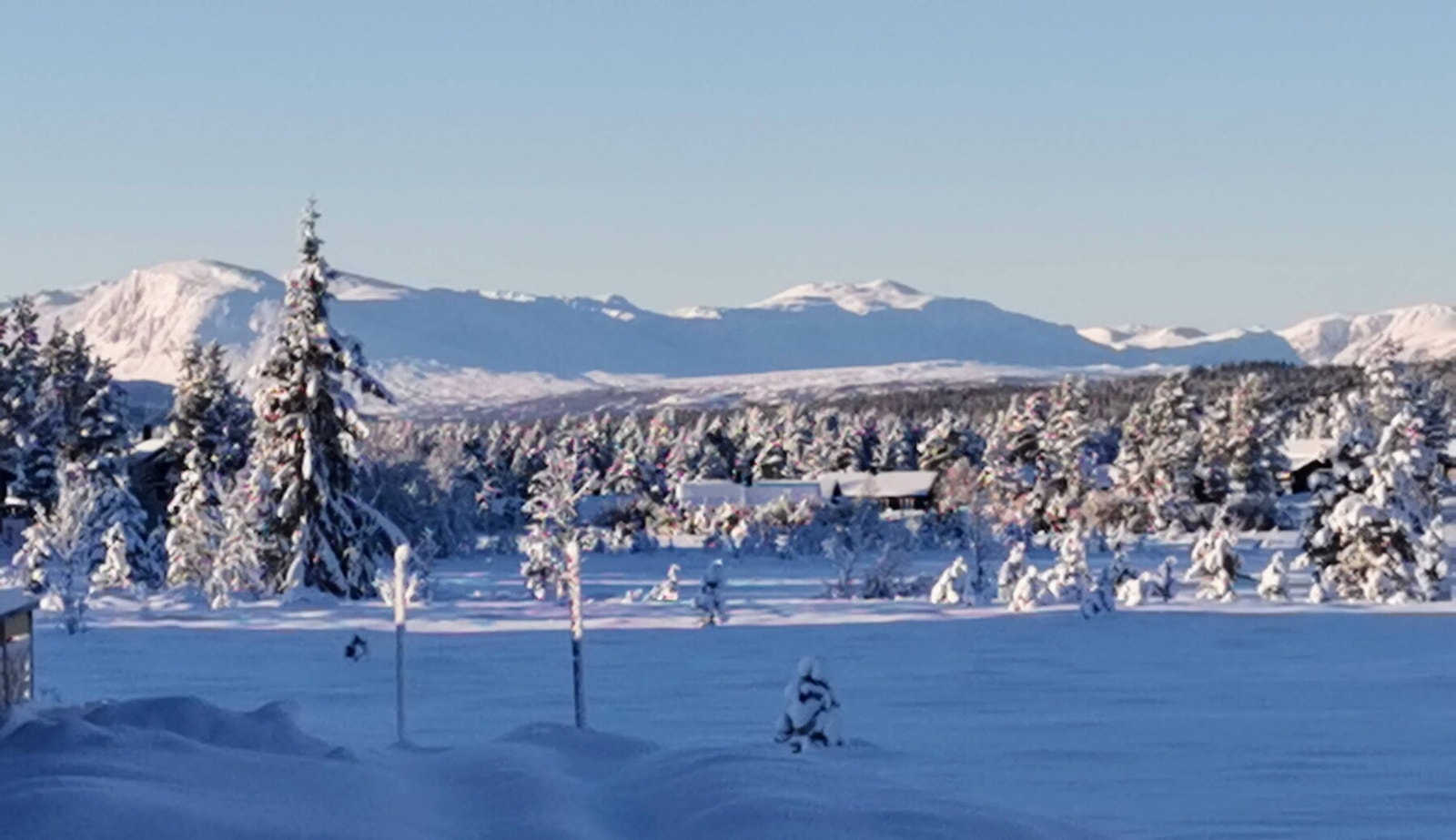 Idyllisk område med utsikt mot vakker natur og fjell. Galleribilde