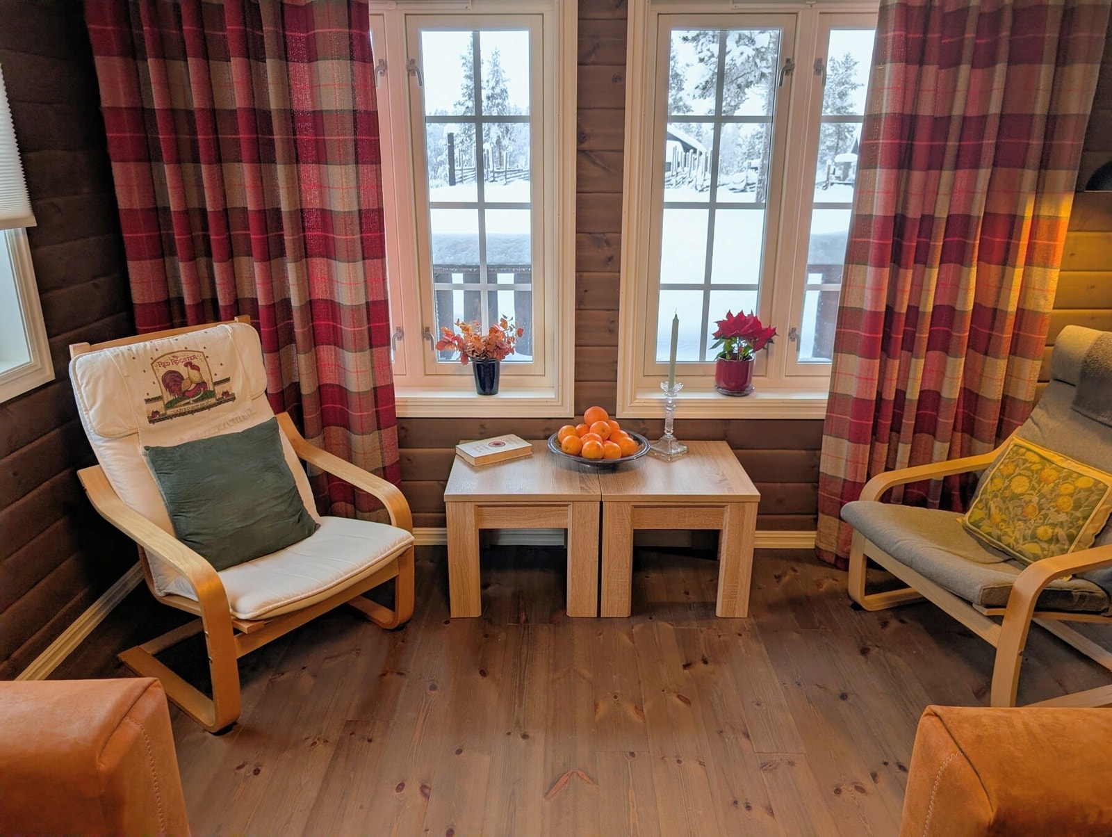 Hyggelig sittegruppe med gode lenestoler, naturlig lysinnslipp og fint utsyn mot omgivelsene. Galleribilde