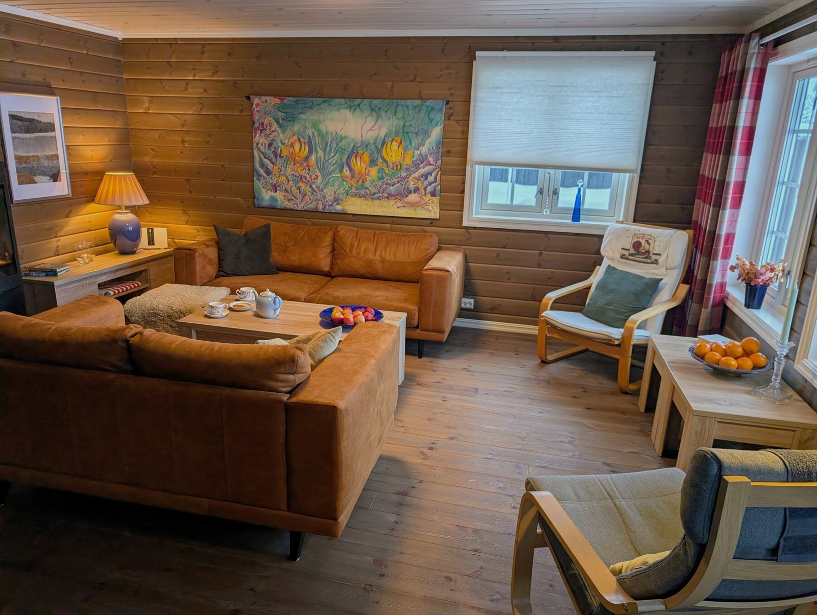 Romslig stue med varm atmosfære og plass til flere sittegrupper. Galleribilde