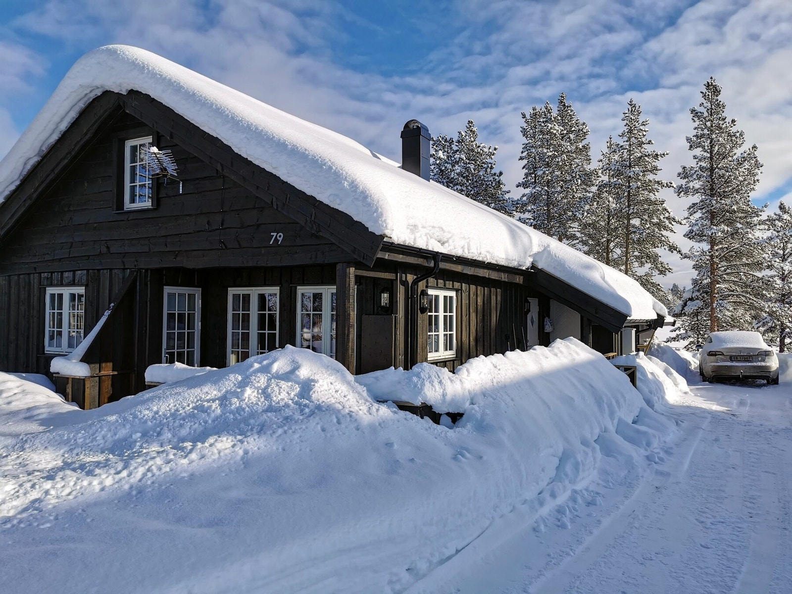 Gode parkeringsmuligheter på tomten. Galleribilde