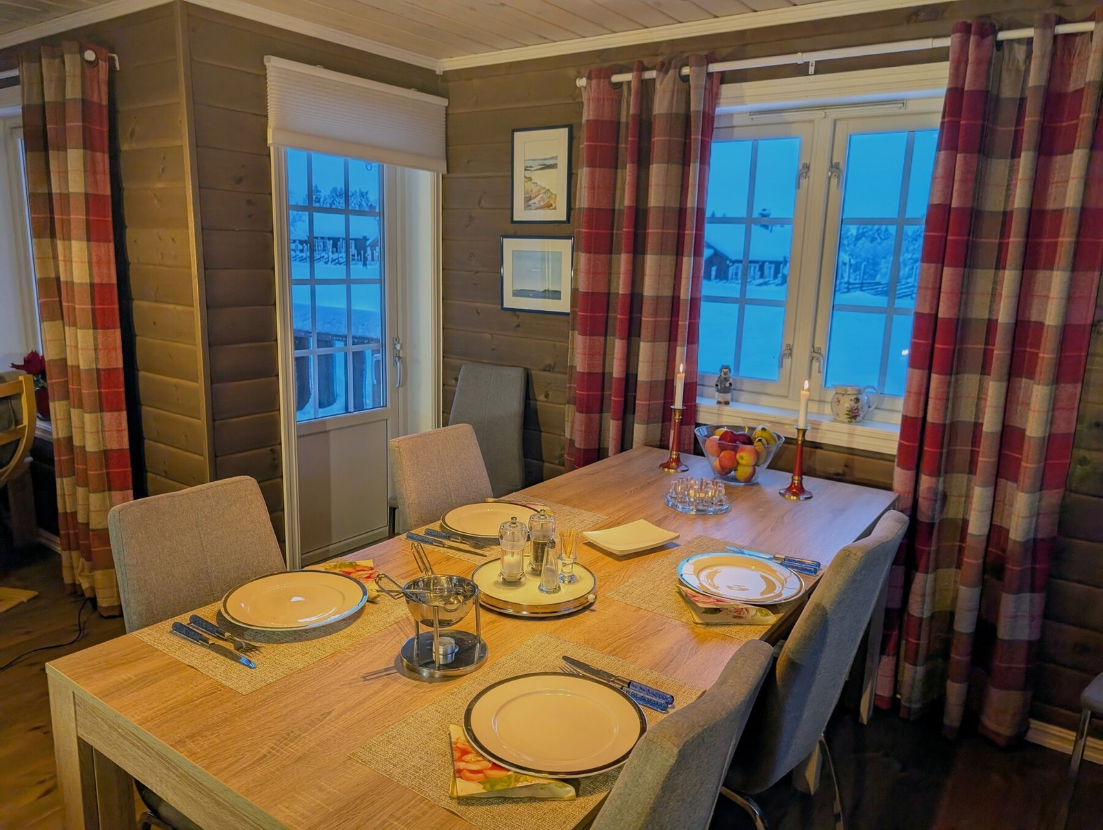 Innbydende spiseplass med hyggelig atmosfære og utsikt. Galleribilde