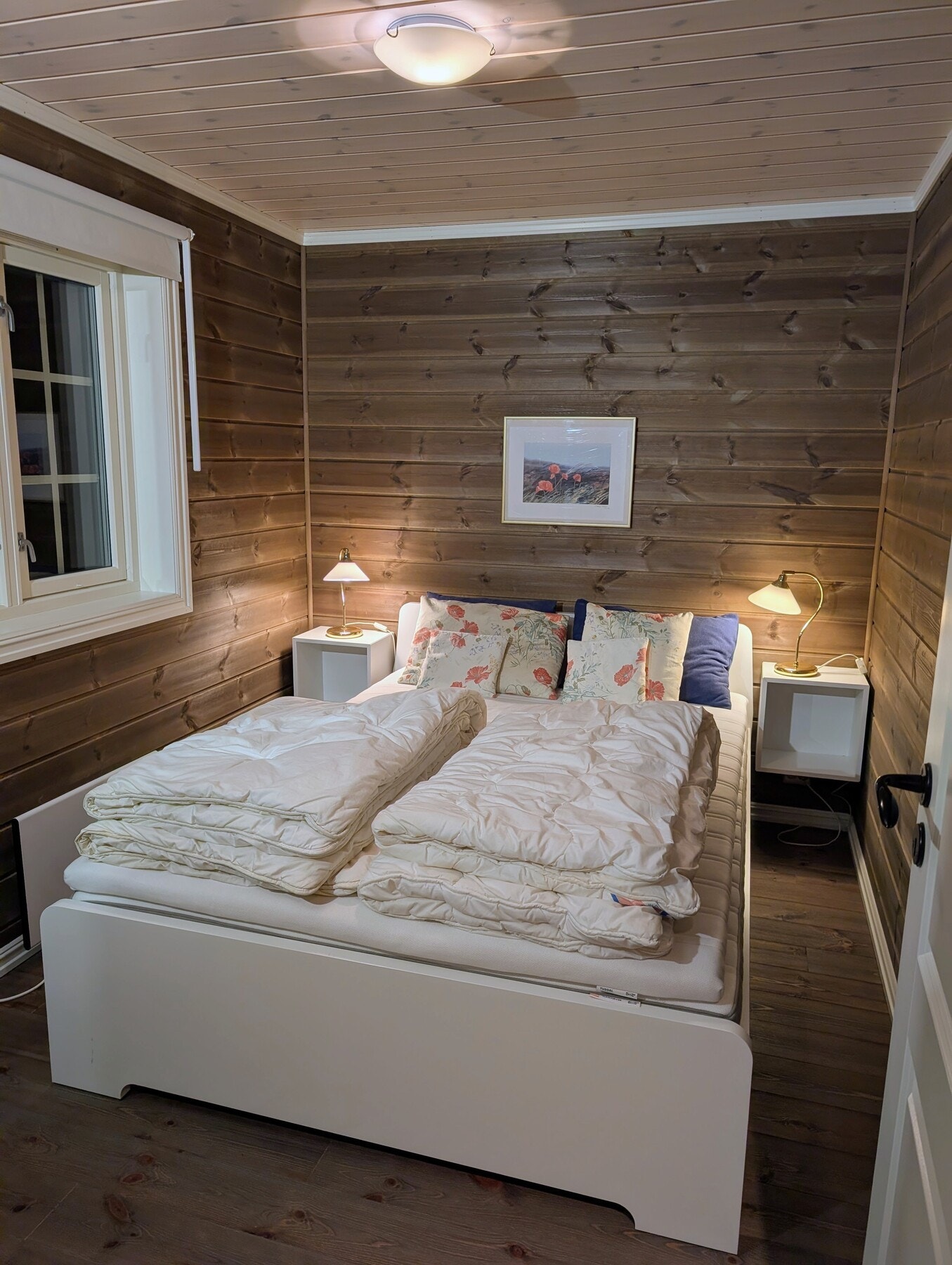 Innbydende soverom med god plass til seng og nattbord. Galleribilde