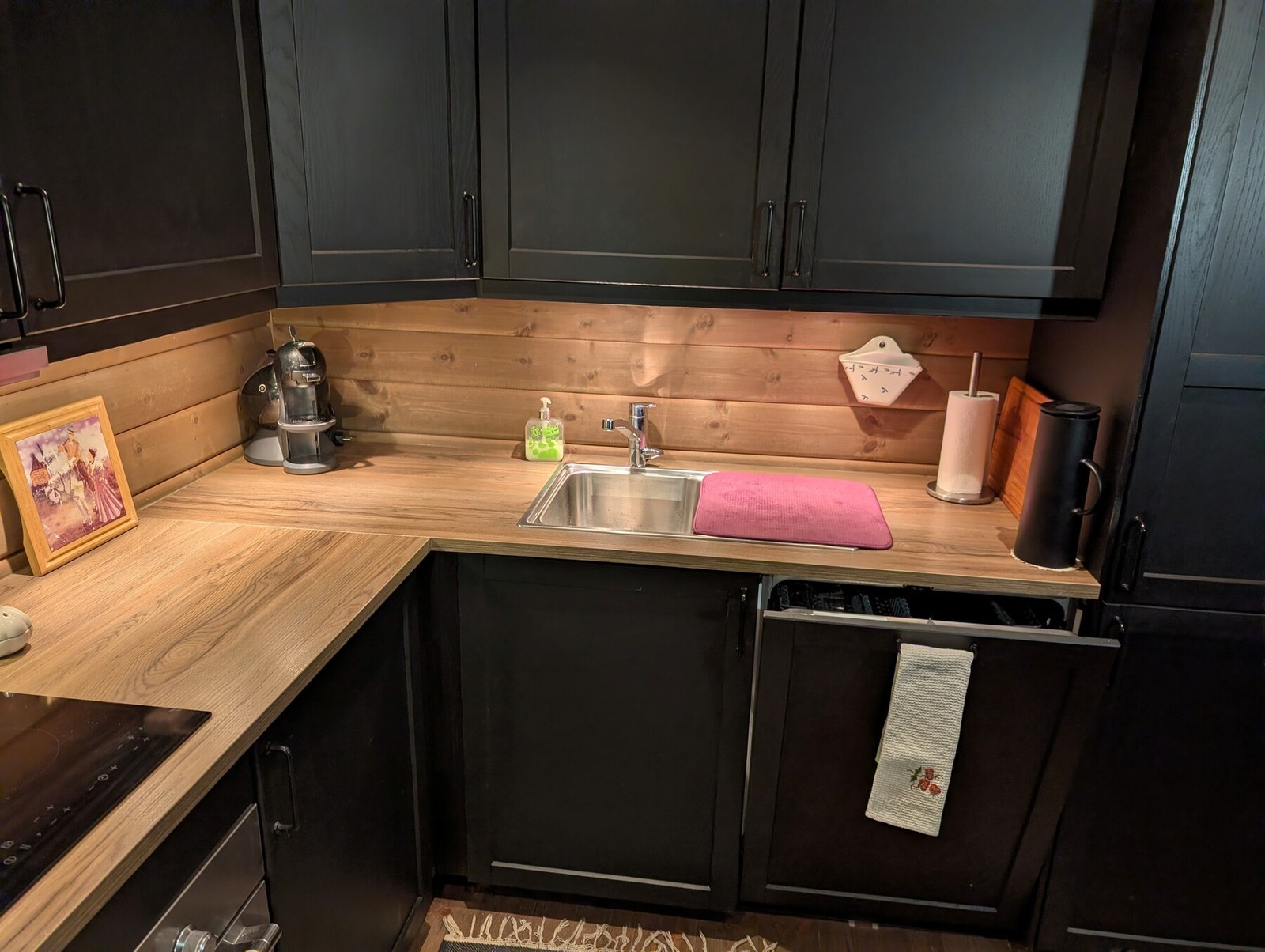 Kjøkkenet er praktisk utformet med effektiv arbeidsflyt og et stilrent uttrykk. Galleribilde