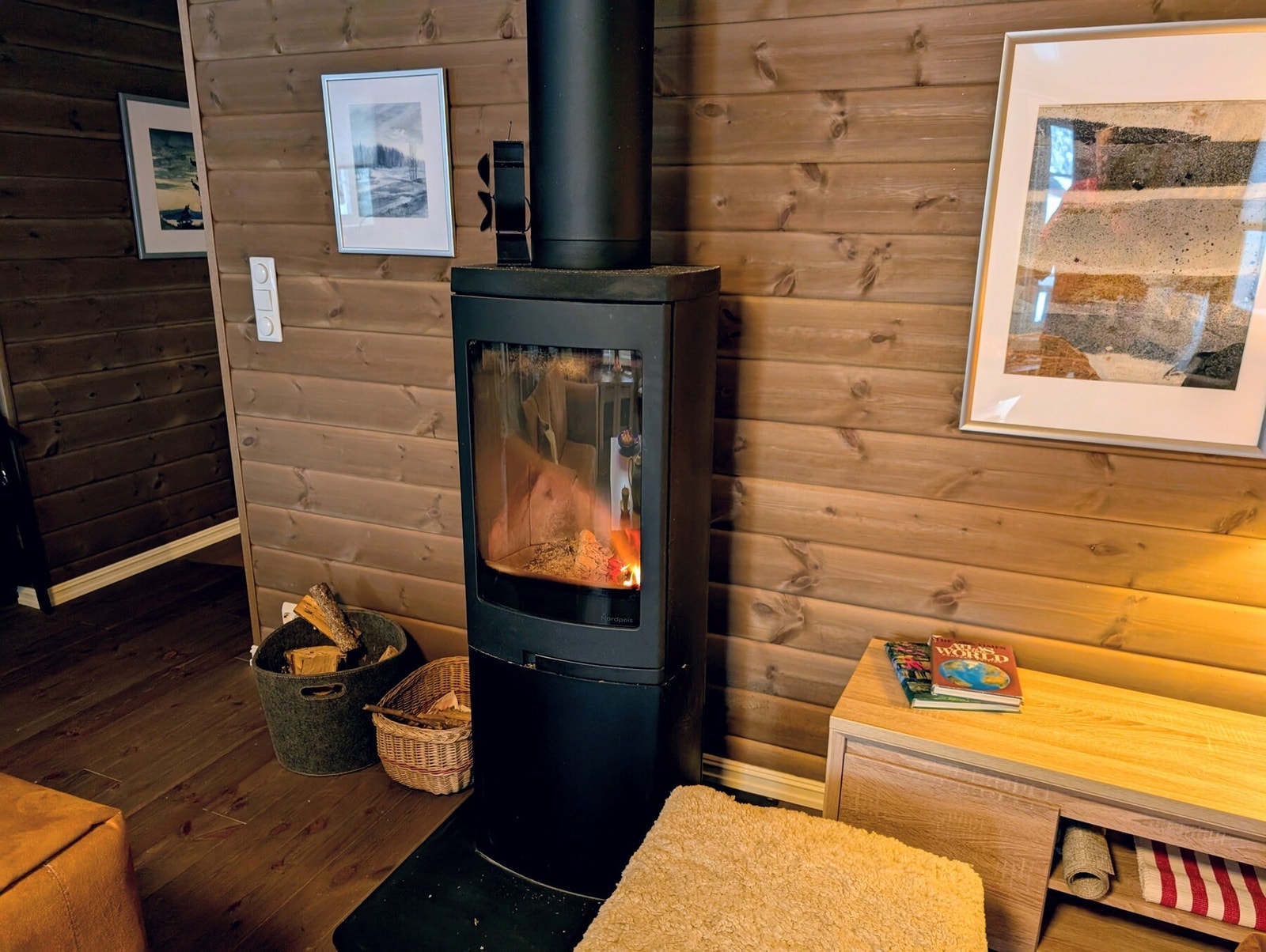 Peisovnen gir god varme og bidrar til en hyggelig og lun stemning i oppholdsrommet. Galleribilde