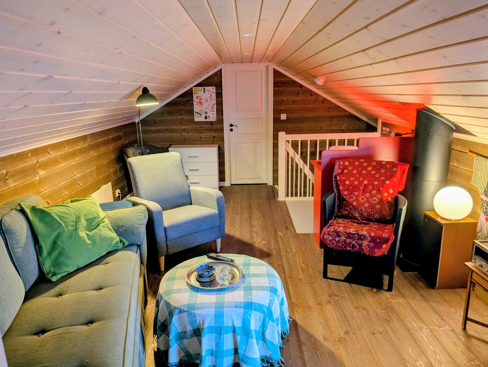 Lun og hyggelig loftstue. Galleribilde