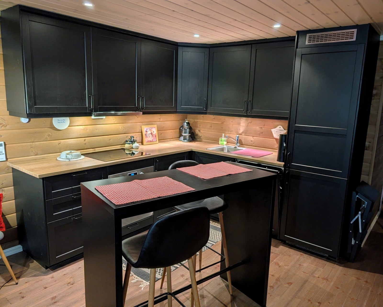 Moderne og funksjonelt kjøkken med barløsning og gode arbeidsflater. Galleribilde