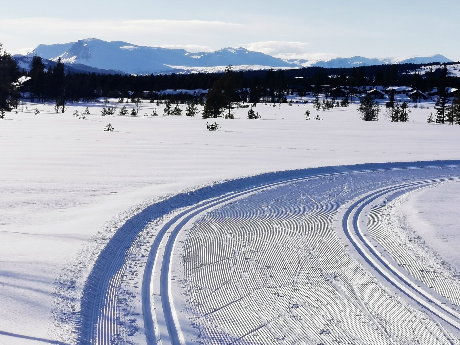 Sanderstølen har flotte skimuligheter. med velpreparerte skiløyper er det bare å putte på skia og nyte løypene. Galleribilde
