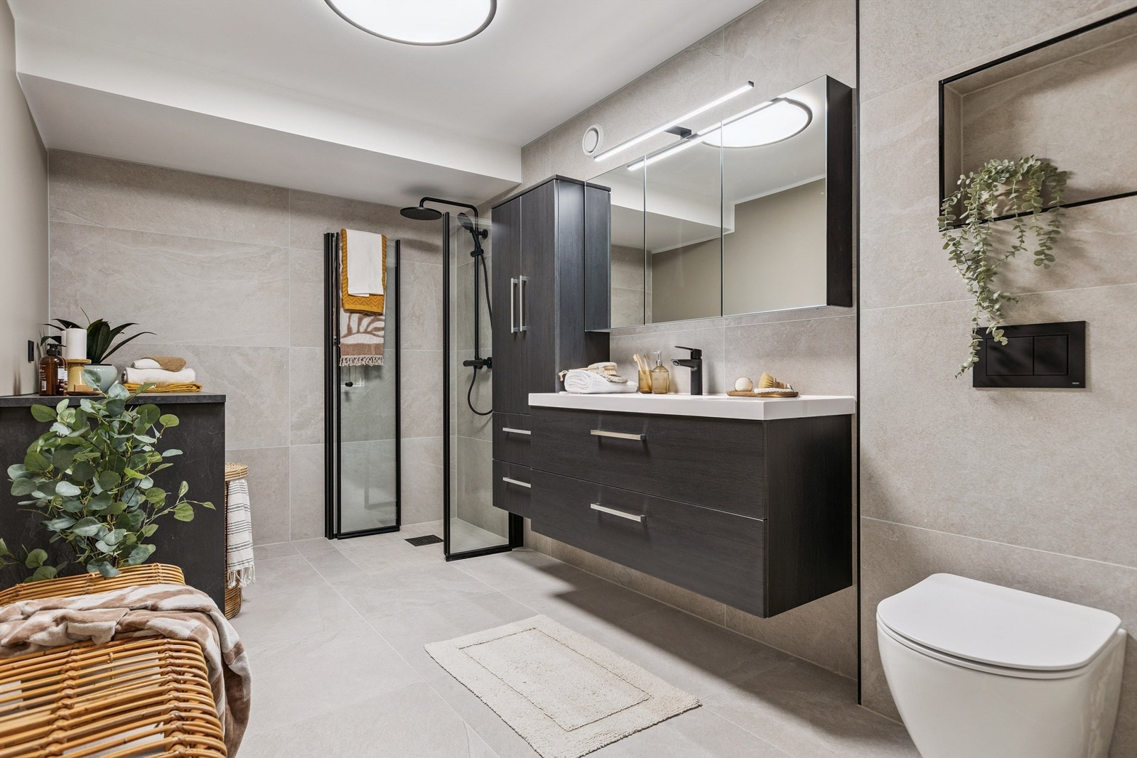 Stort og delikat baderom oppgradert i 2025 med innredning levert av Megaflis, flislagte gulv med varmekabler, vegghengt toalett og moderne dusjløsning med regndusj. Galleribilde