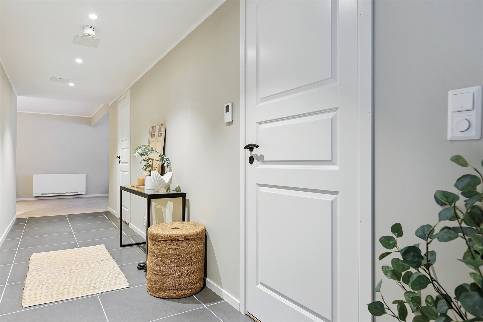 Lys og oversiktlig gang som gir et godt førsteinntrykk av leiligheten. Her har man god plass til oppbevaring av yttertøy og sko. Galleribilde