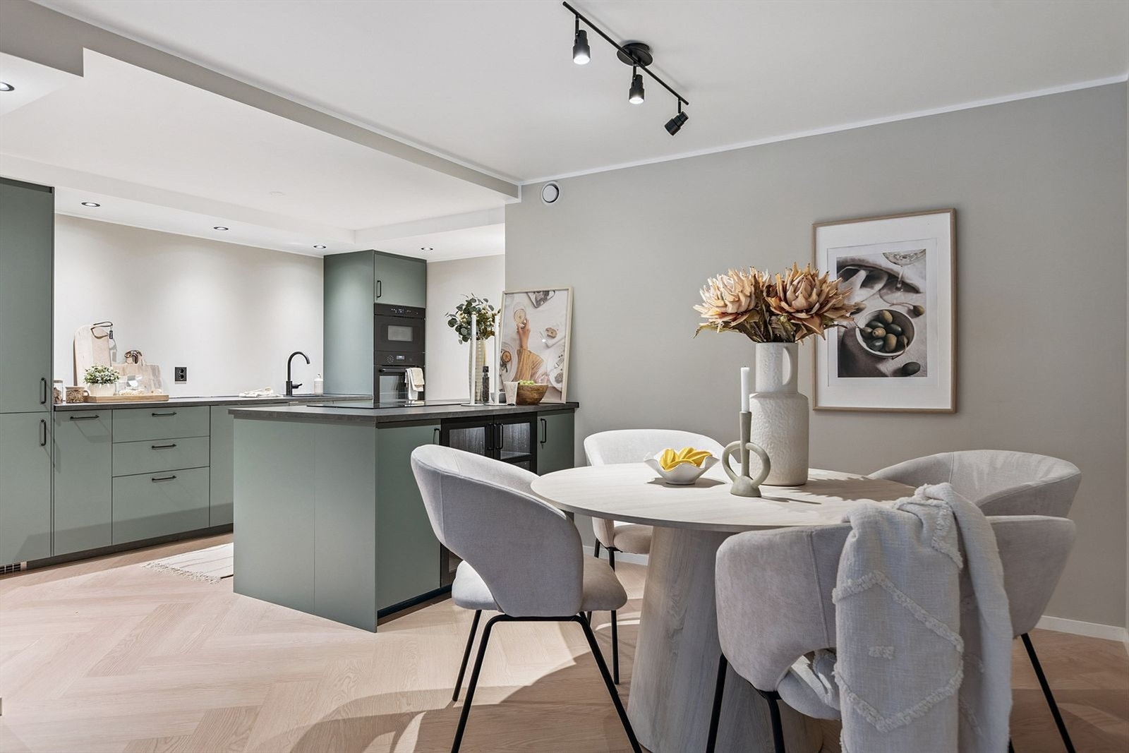 Her har man god plass til å samle familie og venner til hyggelige sammenkomster. Moderne kjøkken fra IKEA med stor kjøkkenøy og integrerte hvitevarer - godt tilpasset både hverdagsbruk og sosiale sammenkomster. Galleribilde