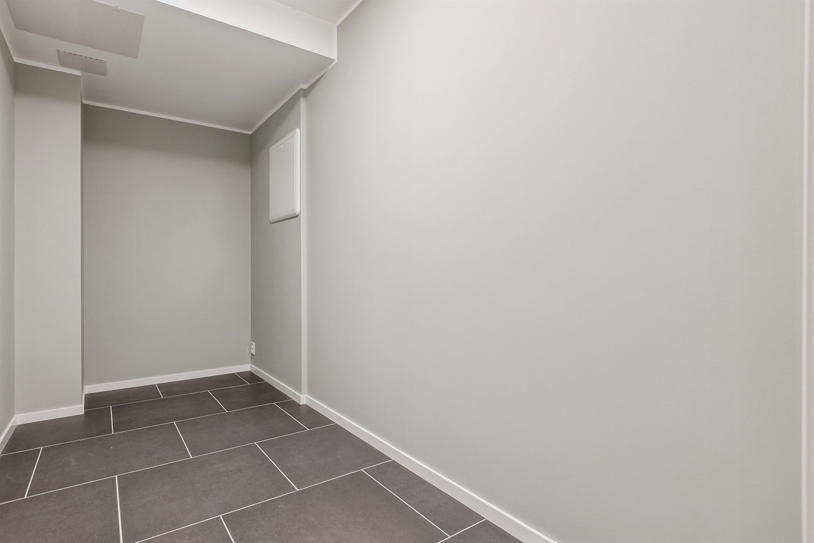 Innvendig bod med god plass til oppbevaring. Beliggenheten kombinerer rolige omgivelser med nærhet til både marka, servicetilbud og Trondheim sentrum. Galleribilde