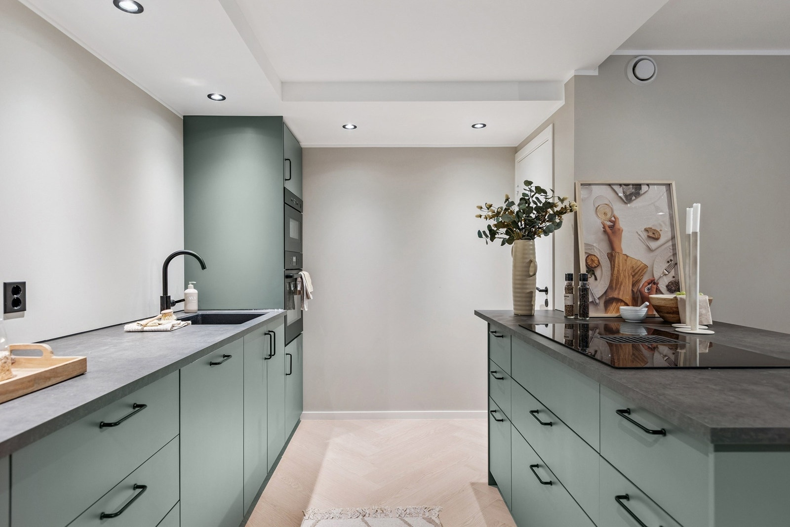 Praktisk og effektiv kjøkkenløsning med rikelig skap- og benkeplass samt pantry i tilknytning til kjøkkenet for ekstra oppbevaring. Galleribilde