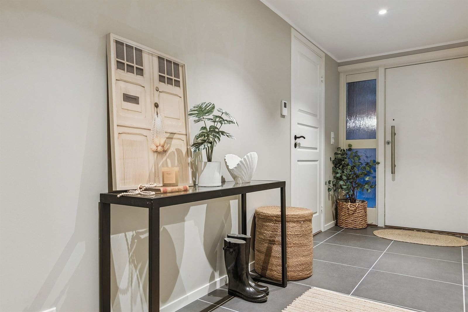 Innbydende entré med god plass til oppbevaring og enkel adkomst til leilighetens øvrige rom. Leiligheten disponerer en parkeringsplass i felles carport like utenfor inngangspartiet, og det er gjesteparkering i gata. Galleribilde